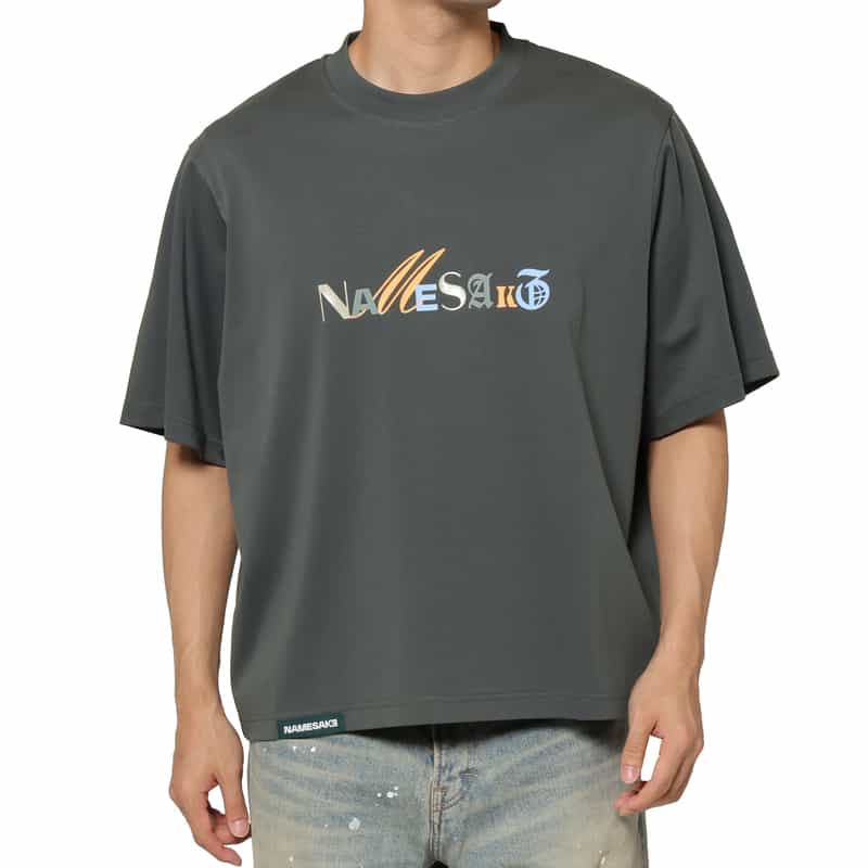 NAMESAKE＜ネームセイク＞ クロップド丈ロゴ入りTシャツ
