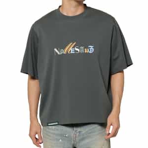 NAMESAKE＜ネームセイク＞ クロップド丈ロゴ入りTシャツ