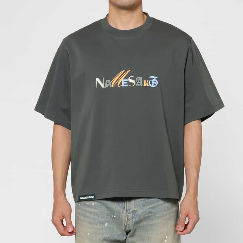 NAMESAKE NAMESAKE＜ネームセイク＞ クロップド丈ロゴ入りTシャツ BLUE
