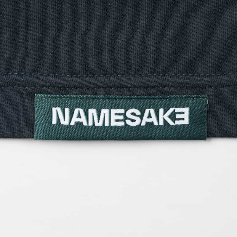 NAMESAKE NAMESAKE＜ネームセイク＞ グラフィックTシャツ NAVY