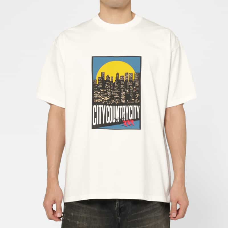 CITY COUNTRY CITY CITY COUNTRY CITY＜シティーカントリーシティー＞ グラフィックTシャツ WHITE