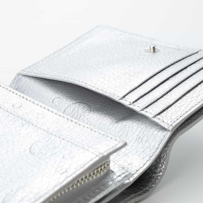 BARNEYS NEW YORK ドット柄型押し ハーフウォレット SILVER