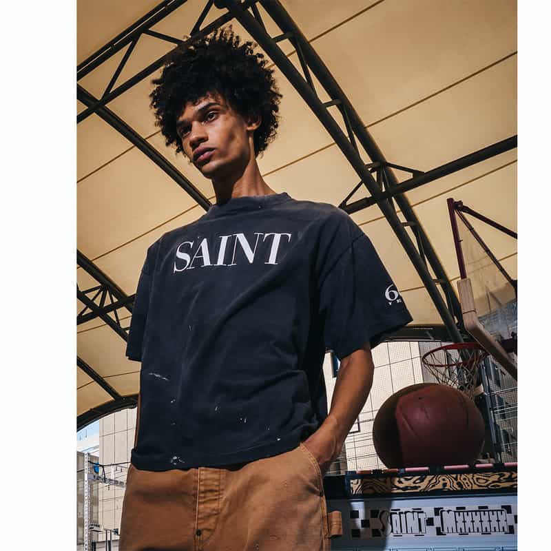 SAINT MXXXXXX SAINT MXXXXXX＜セント マイケル＞ ヴィンテージ加工ロゴ入りTシャツ BLACK