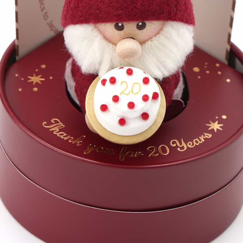 NORDIKA NISSE NORDIKA NISSE ＜ノルディカ ニッセ＞ 木製人形 （ケーキを持ったサンタ） RED