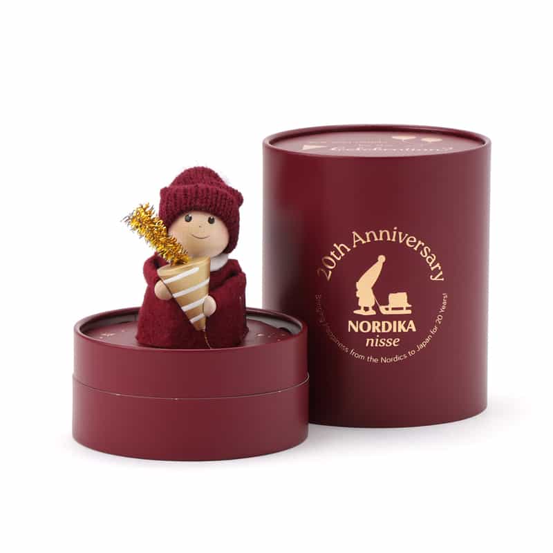 NORDIKA NISSE NORDIKA NISSE ＜ノルディカ ニッセ＞ 木製人形 （クラッカーを持った男の子） RED