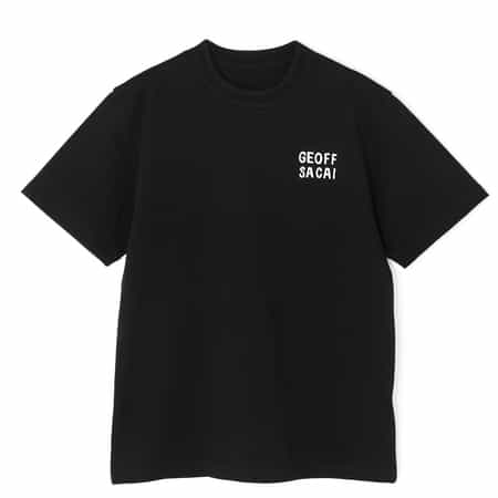 SACAI＜サカイ＞ ロゴ入りTシャツ（メンズ）