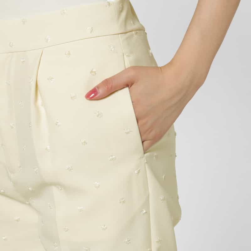 BARNEYS NEW YORK ウォッシャブル ドットフロッキー柄テーパードパンツ IVORY
