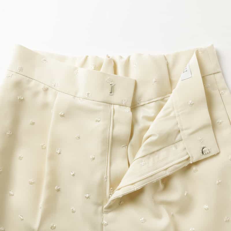 BARNEYS NEW YORK ウォッシャブル ドットフロッキー柄テーパードパンツ IVORY