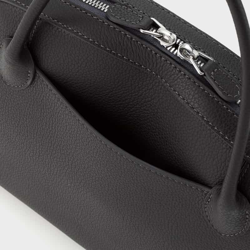 MAISON CANAU MAISON CANAU ＜メゾン カナウ＞ バーニーズニューヨーク限定 ラウンドボストンバッグ（M） DARK GRAY