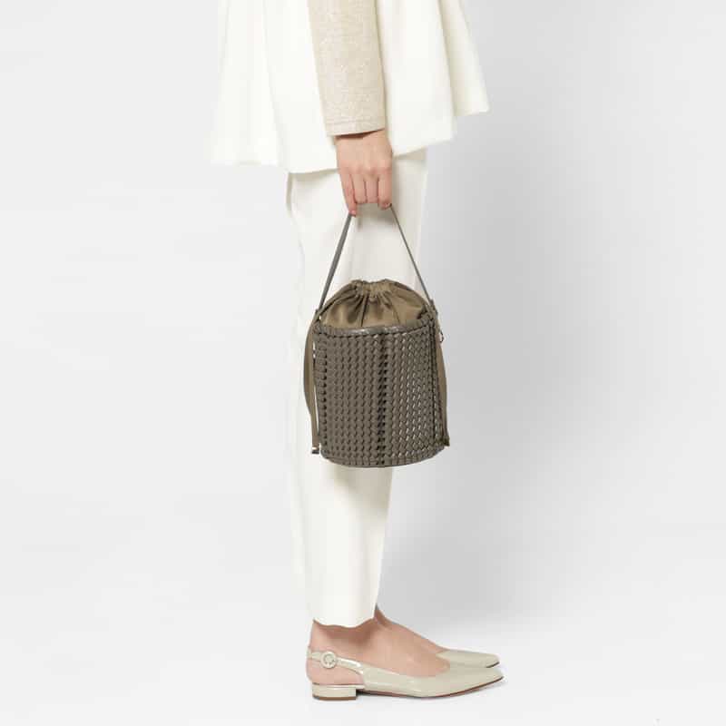 BARNEYS NEW YORK メッシュバケットバッグ BROWN