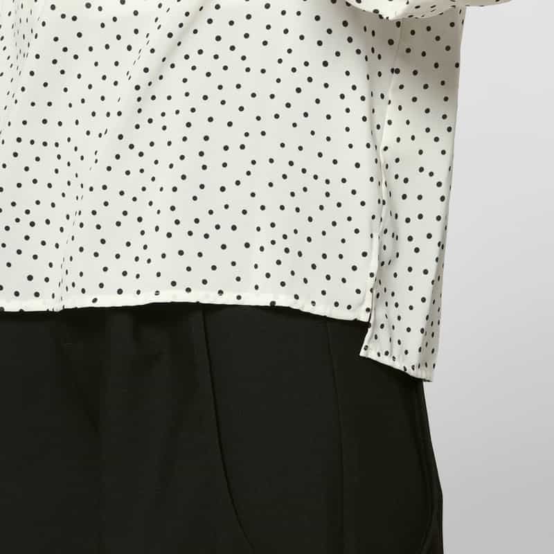 BARNEYS NEW YORK ウォッシャブル ドット柄ランダムタックスリーブブラウス WHITE