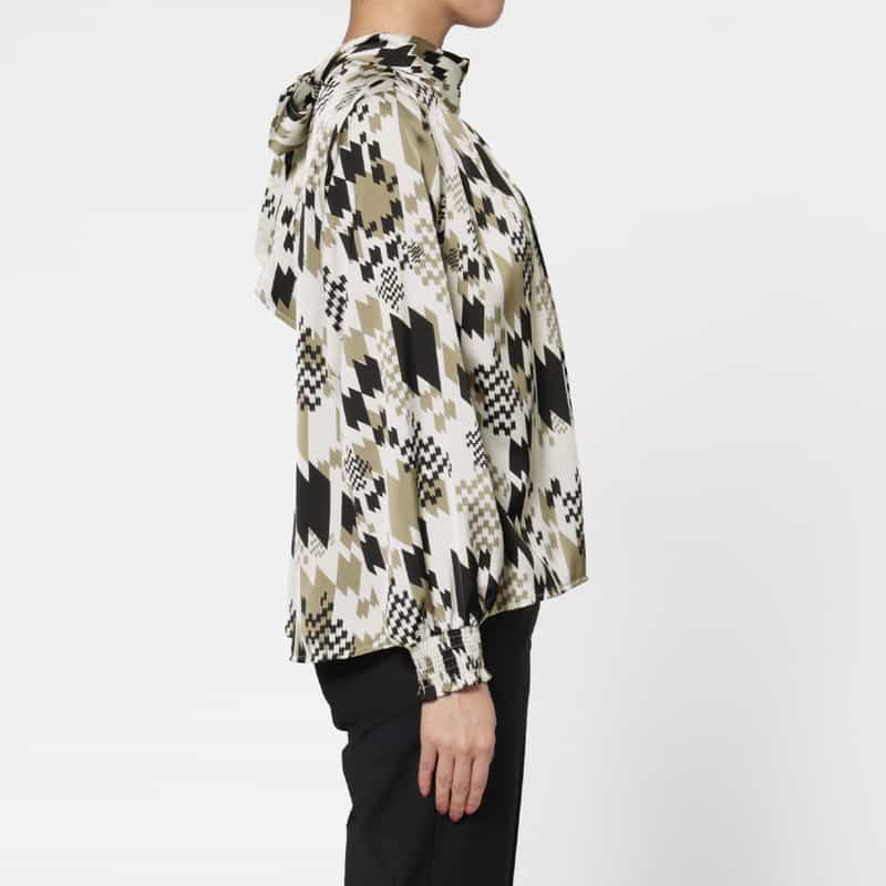 BARNEYS NEW YORK ウォッシャブル ジオメトリック柄バックボウデザインブラウス BEIGE