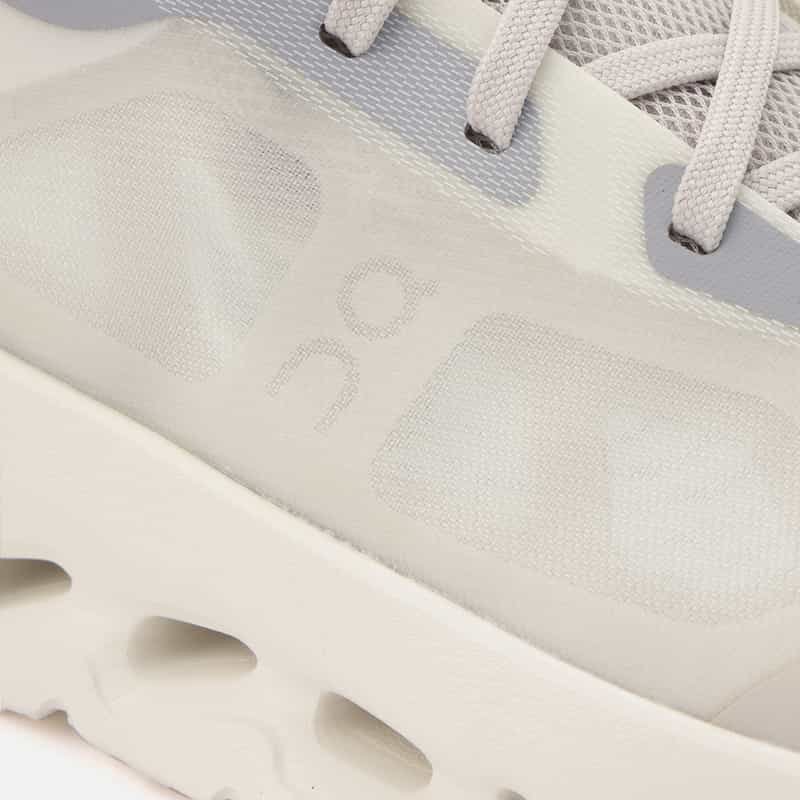 ON ON＜オン＞ スニーカー"Cloudtilt" IVORY