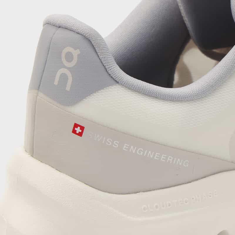 ON ON＜オン＞ スニーカー"Cloudtilt" IVORY