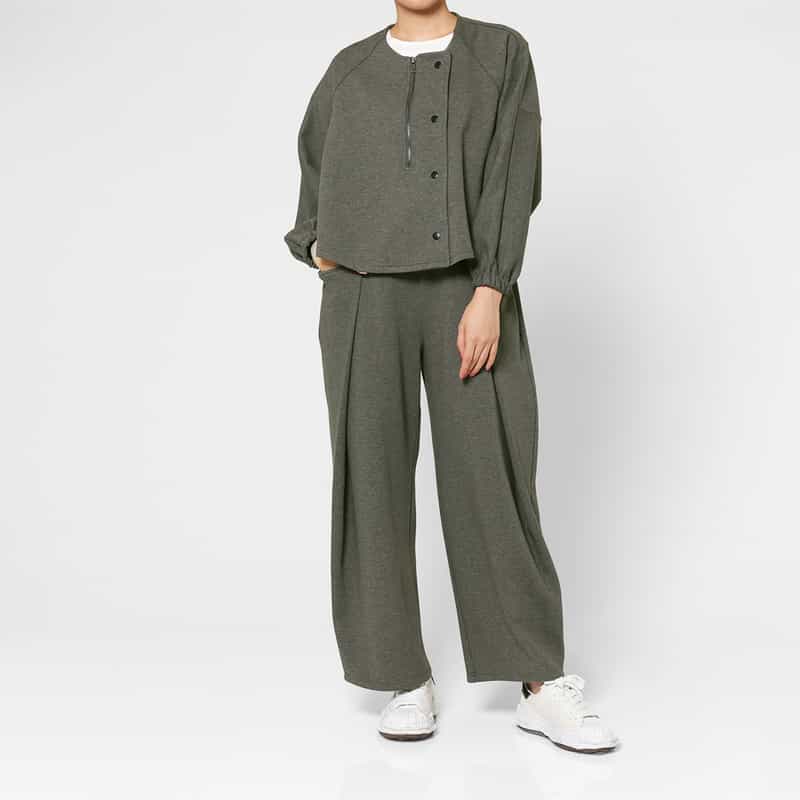 BARNEYS NEW YORK セットアップ ウォッシャブル サイドタック入りドローストリングバレルレッグパンツ DARK GRAY