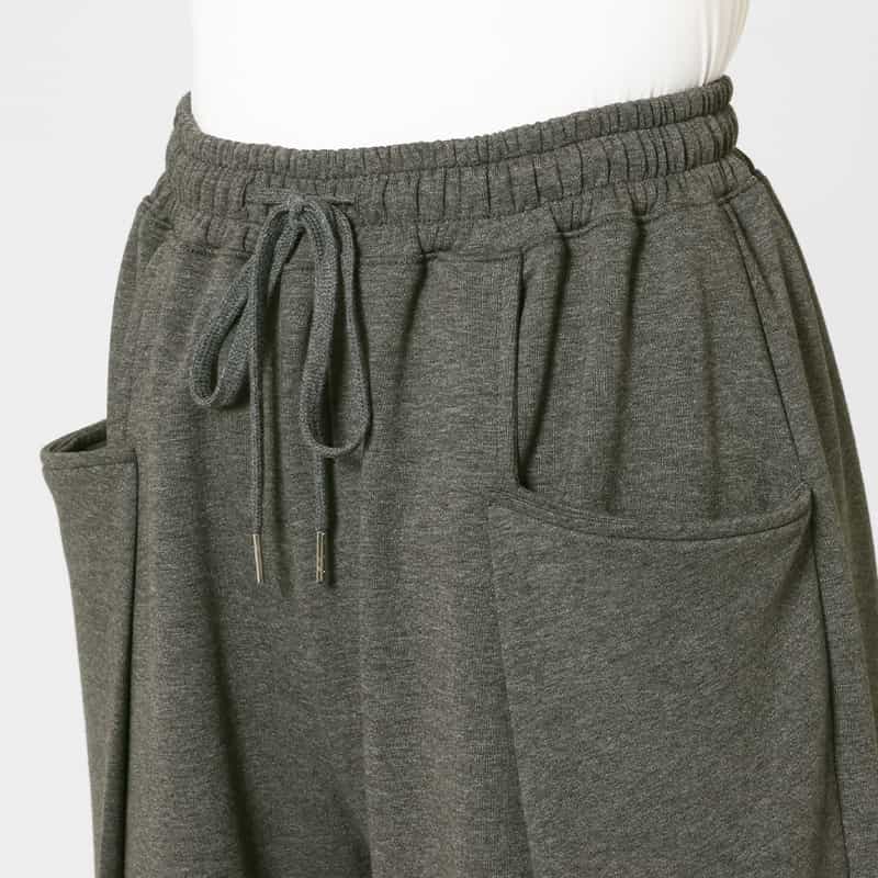 BARNEYS NEW YORK セットアップ ウォッシャブル サイドタック入りドローストリングバレルレッグパンツ DARK GRAY