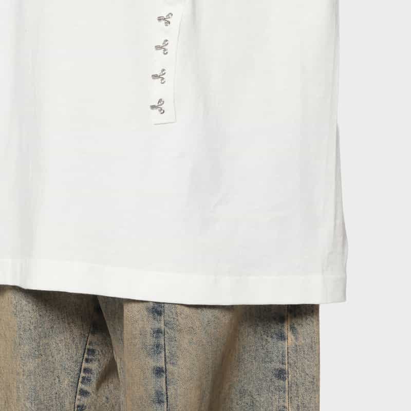 CHIKA KISADA CHIKA KISADA ＜チカ キサダ＞ フック付きデザインTシャツ WHITE