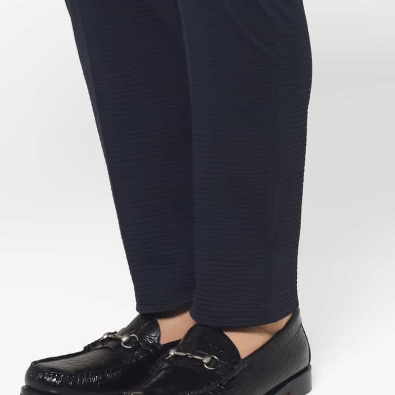 BARNEYS NEW YORK セットアップ サッカーストライプ素材ストレッチパンツ NAVY