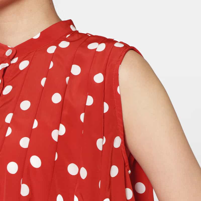 BARNEYS NEW YORK ウォッシャブル ドット柄 ノースリーブ アシンメトリーフレアヘムブラウス RED