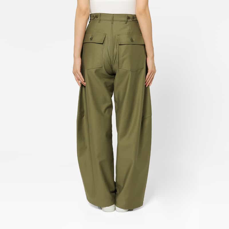 HYKE バックサテン バレルレッグパンツ KHAKI