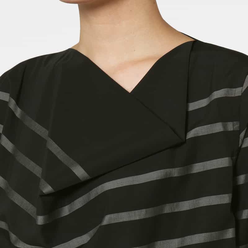 HYKE HYKE ＜ハイク＞ ツイル素材ストライプ柄カウルネックブラウス BLACK