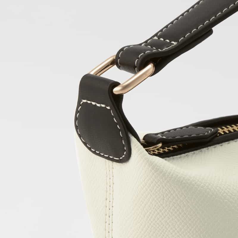 BARNEYS NEW YORK パンチングロゴ ワンハンドルミニバッグ WHITE