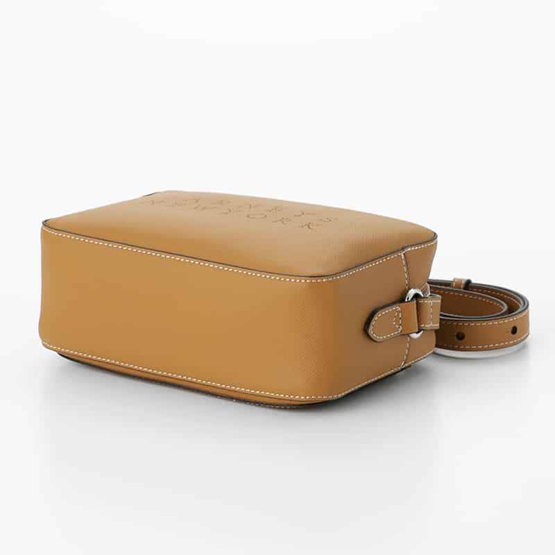 BARNEYS NEW YORK パンチング加工　ロゴ入りミニショルダーバッグ CAMEL