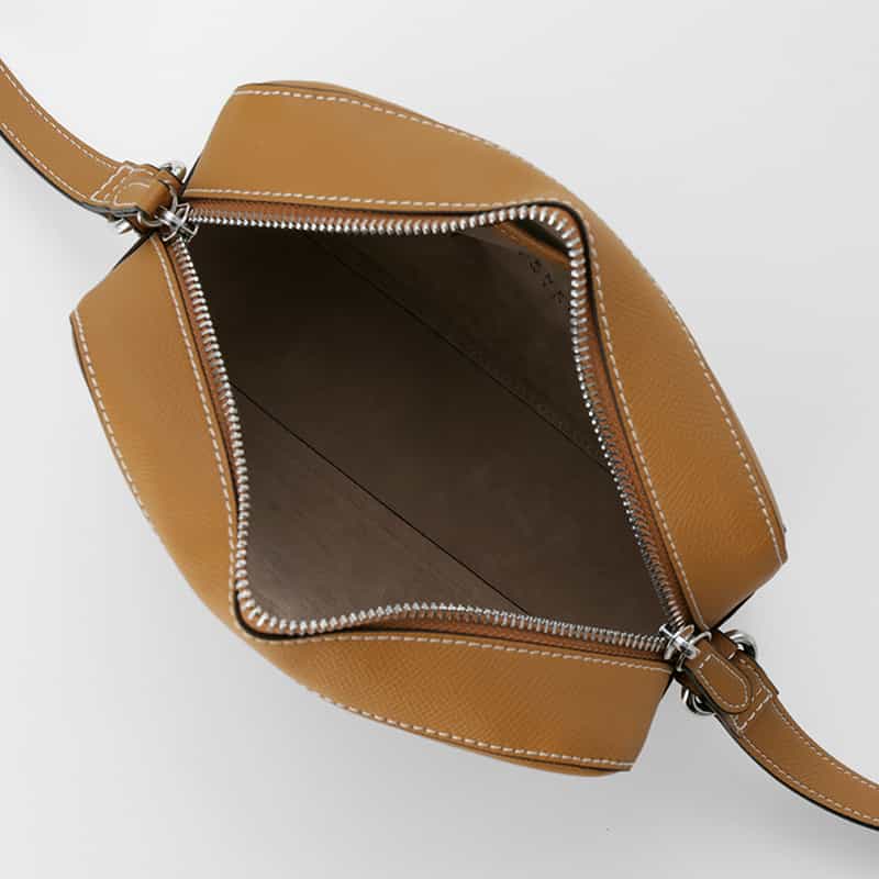 BARNEYS NEW YORK パンチング加工　ロゴ入りミニショルダーバッグ CAMEL