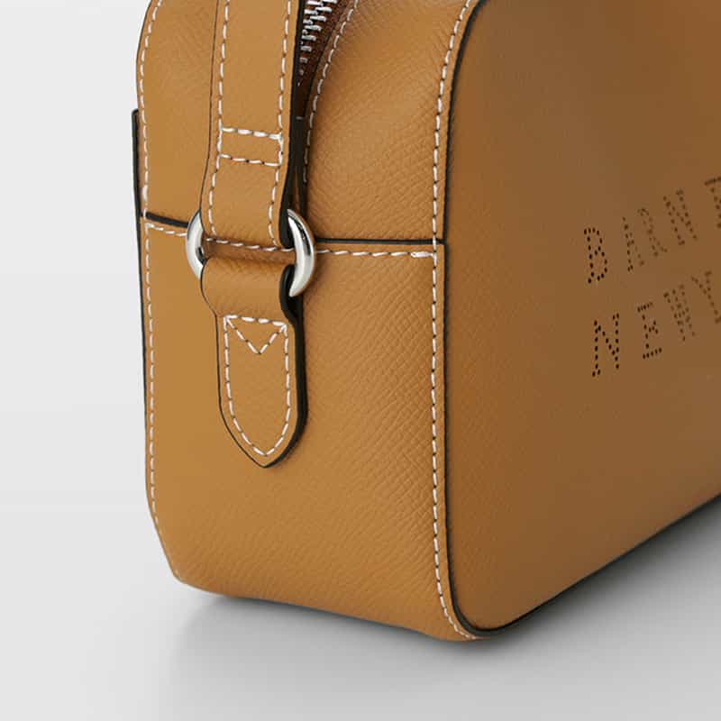 BARNEYS NEW YORK パンチング加工　ロゴ入りミニショルダーバッグ CAMEL