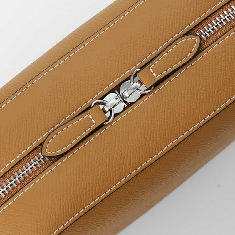 BARNEYS NEW YORK パンチング加工　ロゴ入りミニショルダーバッグ CAMEL