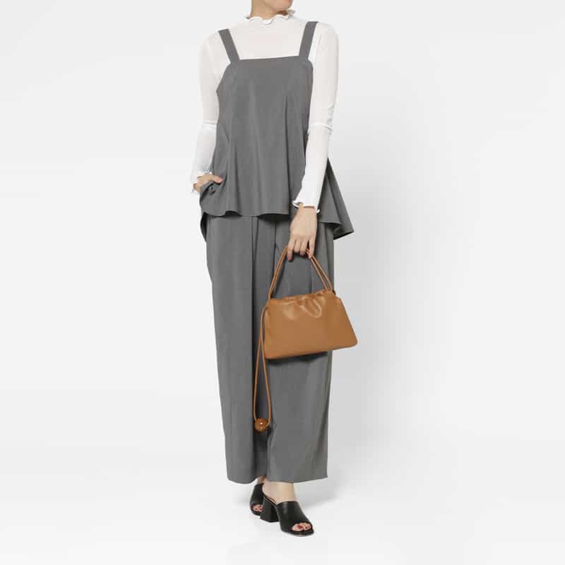 BUCKET BAGGAGE BUCKET BAGGAGE ＜バケット バゲージ＞ ボールチャーム付きショルダーバッグ BROWN