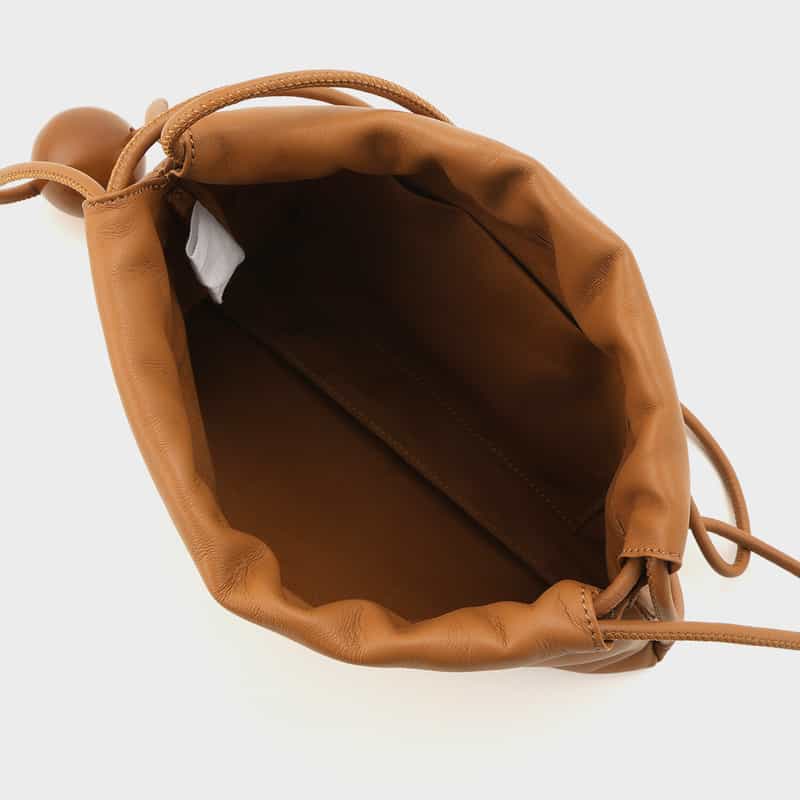 BUCKET BAGGAGE BUCKET BAGGAGE ＜バケット バゲージ＞ ボールチャーム付きショルダーバッグ BROWN