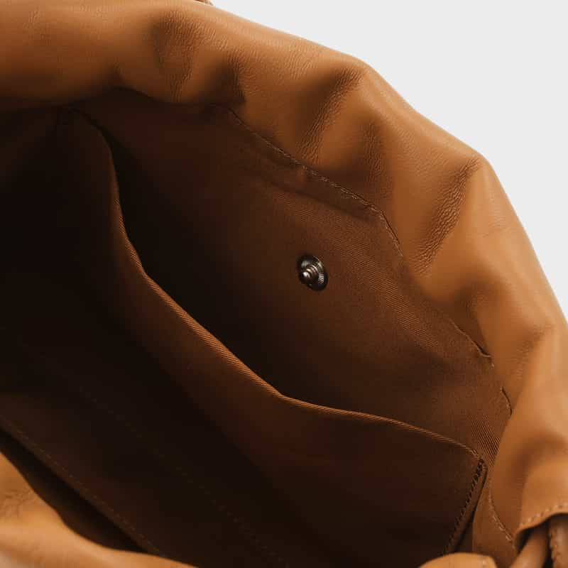 BUCKET BAGGAGE BUCKET BAGGAGE ＜バケット バゲージ＞ ボールチャーム付きショルダーバッグ BROWN