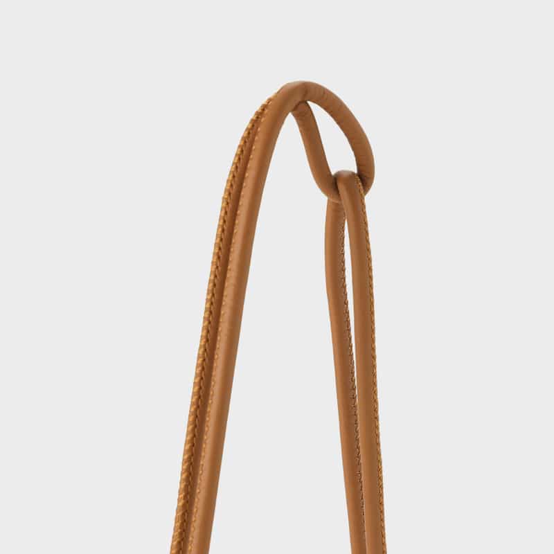 BUCKET BAGGAGE BUCKET BAGGAGE ＜バケット バゲージ＞ ボールチャーム付きショルダーバッグ BROWN