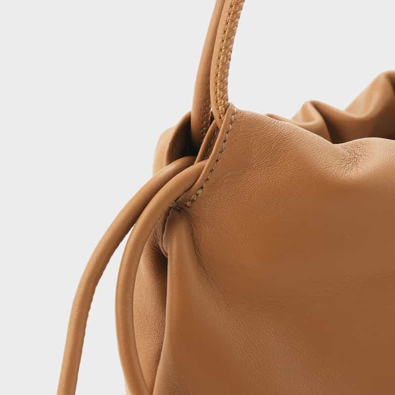 BUCKET BAGGAGE BUCKET BAGGAGE ＜バケット バゲージ＞ ボールチャーム付きショルダーバッグ BROWN