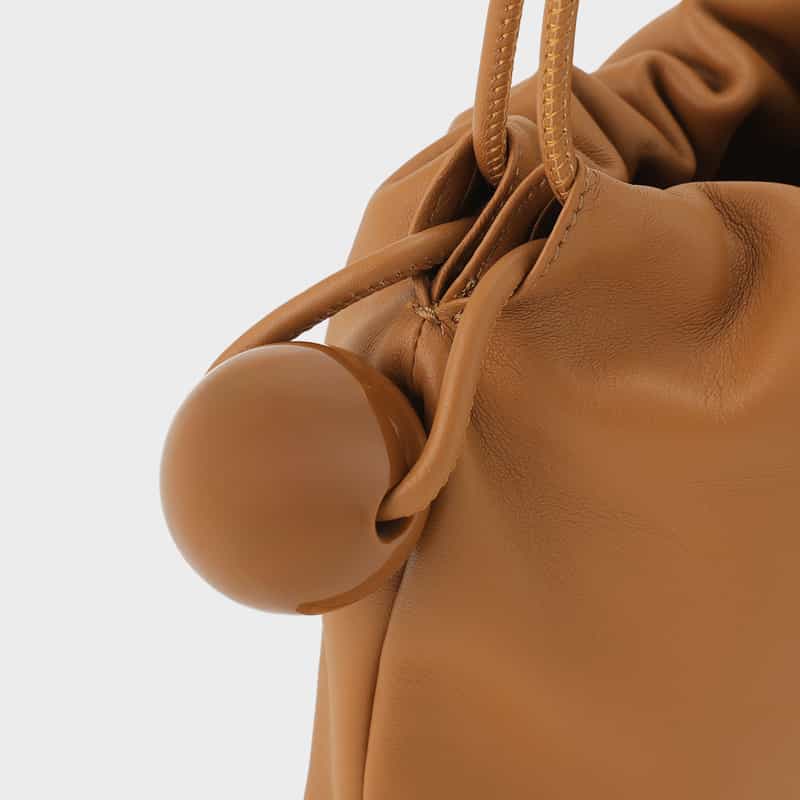 BUCKET BAGGAGE BUCKET BAGGAGE ＜バケット バゲージ＞ ボールチャーム付きショルダーバッグ BROWN