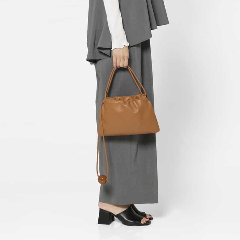 BUCKET BAGGAGE BUCKET BAGGAGE ＜バケット バゲージ＞ ボールチャーム付きショルダーバッグ BROWN