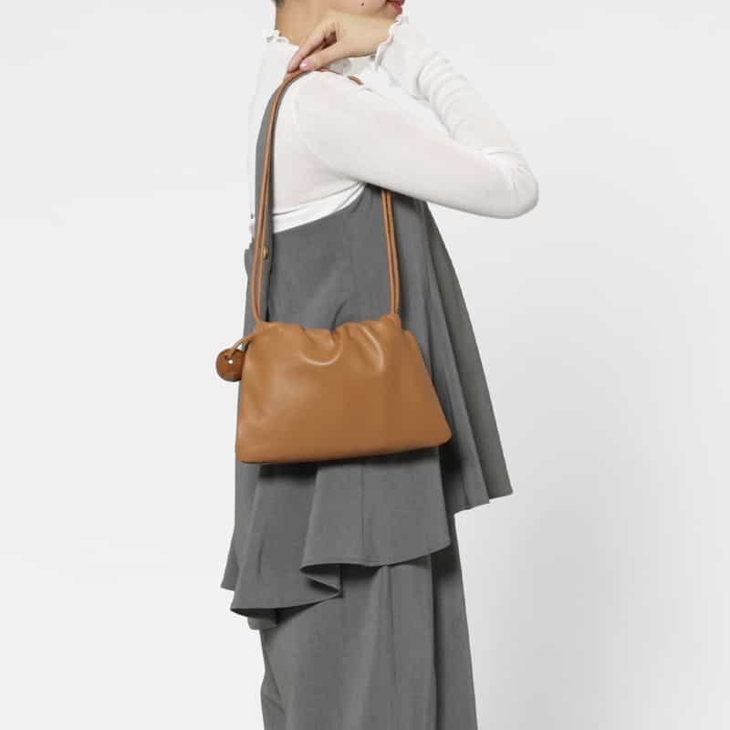 BUCKET BAGGAGE BUCKET BAGGAGE ＜バケット バゲージ＞ ボールチャーム付きショルダーバッグ BROWN