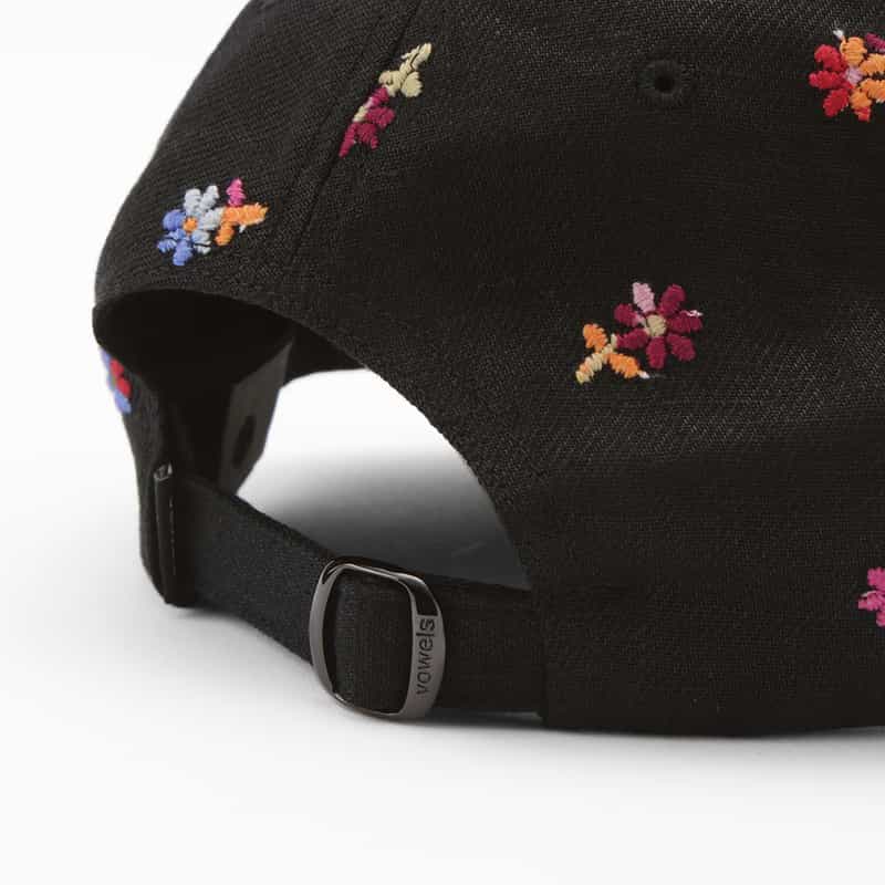 VOWELS VOWELS＜バウルズ＞ フラワー刺繍入りキャップ BLACK