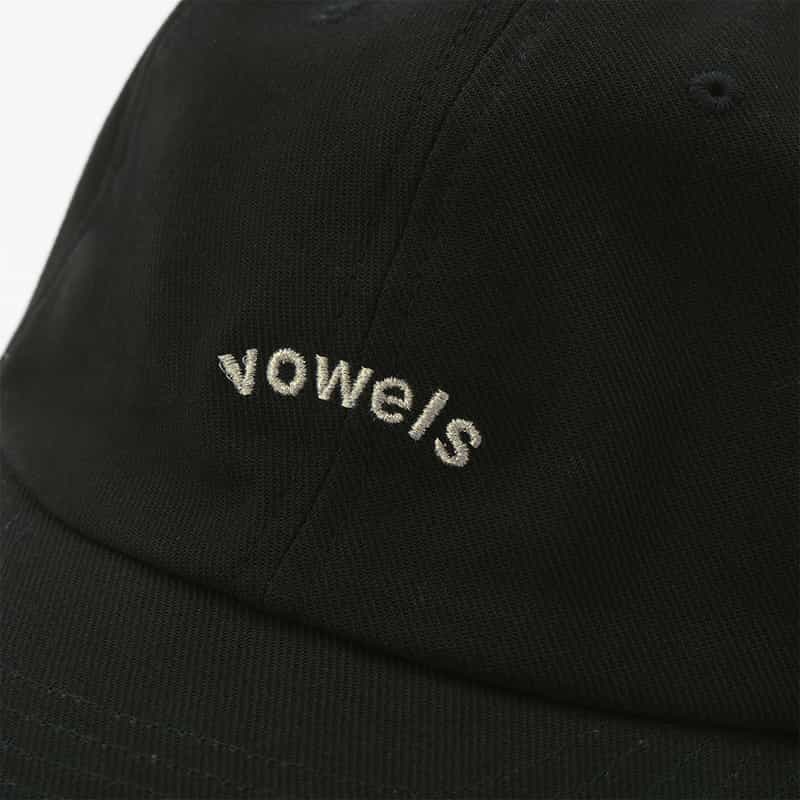 VOWELS VOWELS＜バウルズ＞ ロゴ入りキャップ BLACK