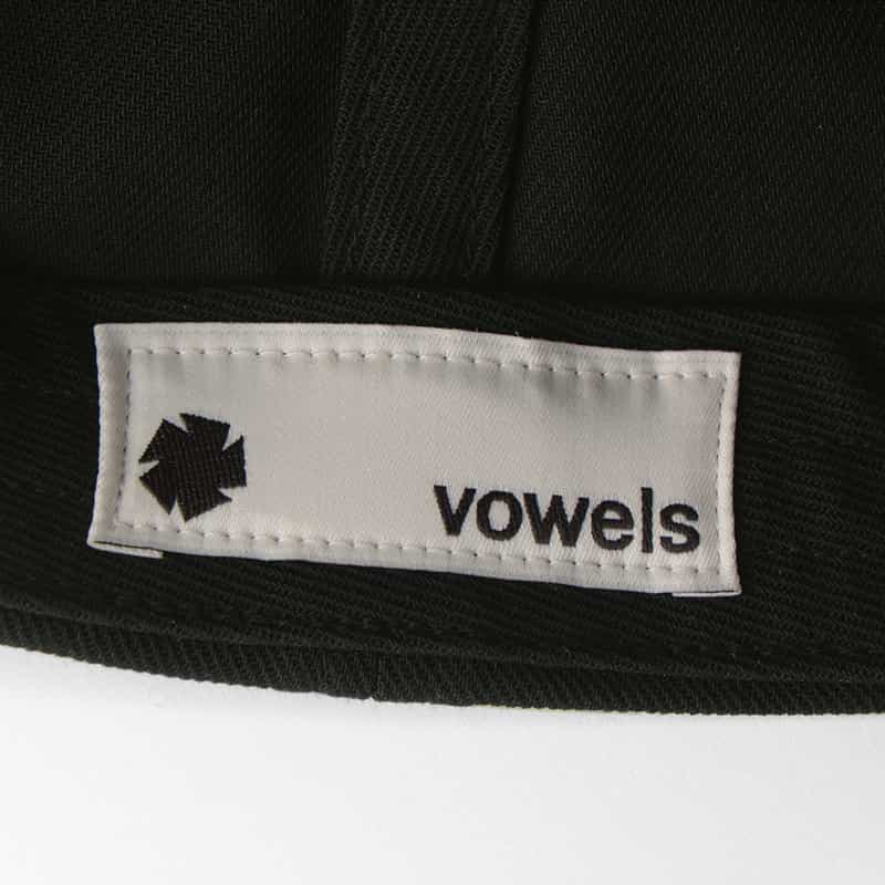 VOWELS VOWELS＜バウルズ＞ ロゴ入りキャップ BLACK