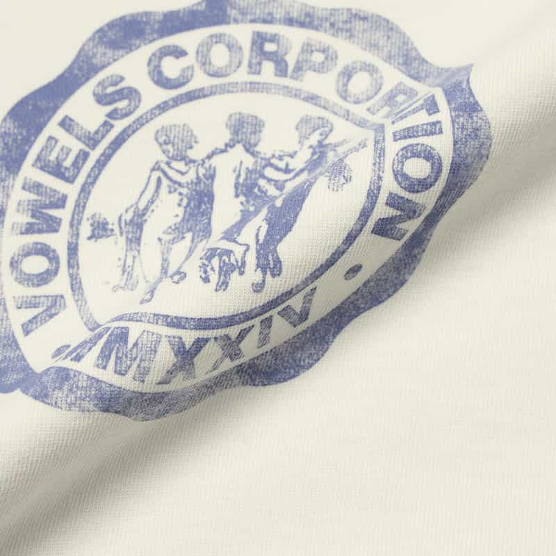 VOWELS VOWELS＜バウルズ＞ ロゴ入りTシャツ WHITE