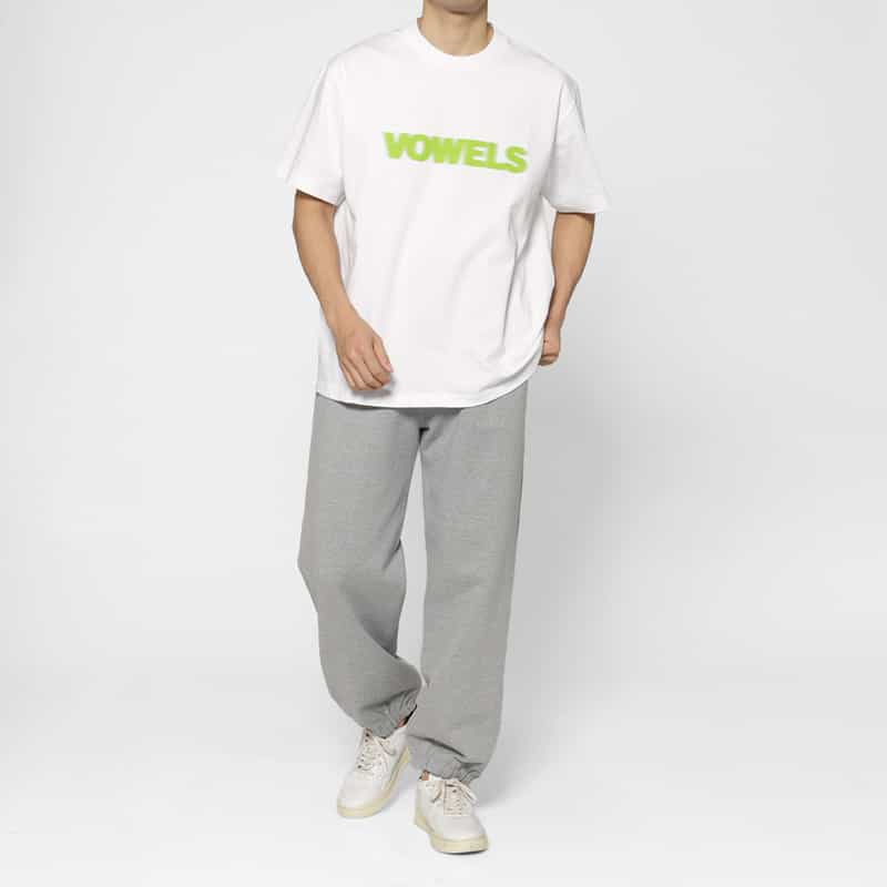 VOWELS VOWELS＜バウルズ＞ ロゴ入りTシャツ WHITE