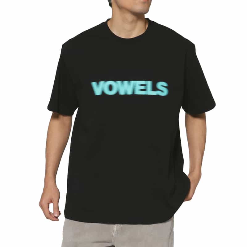 VOWELS VOWELS＜バウルズ＞ ロゴ入りTシャツ BLACK