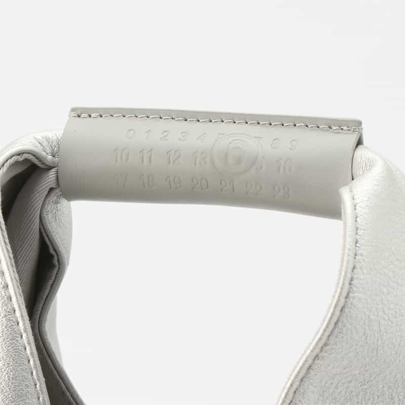MM6 MAISON MARGIELA MM6 MAISON MARGIELA＜エムエム6 メゾン マルジェラ＞ メタリックハンドバッグ “JAPANESE“ SILVER