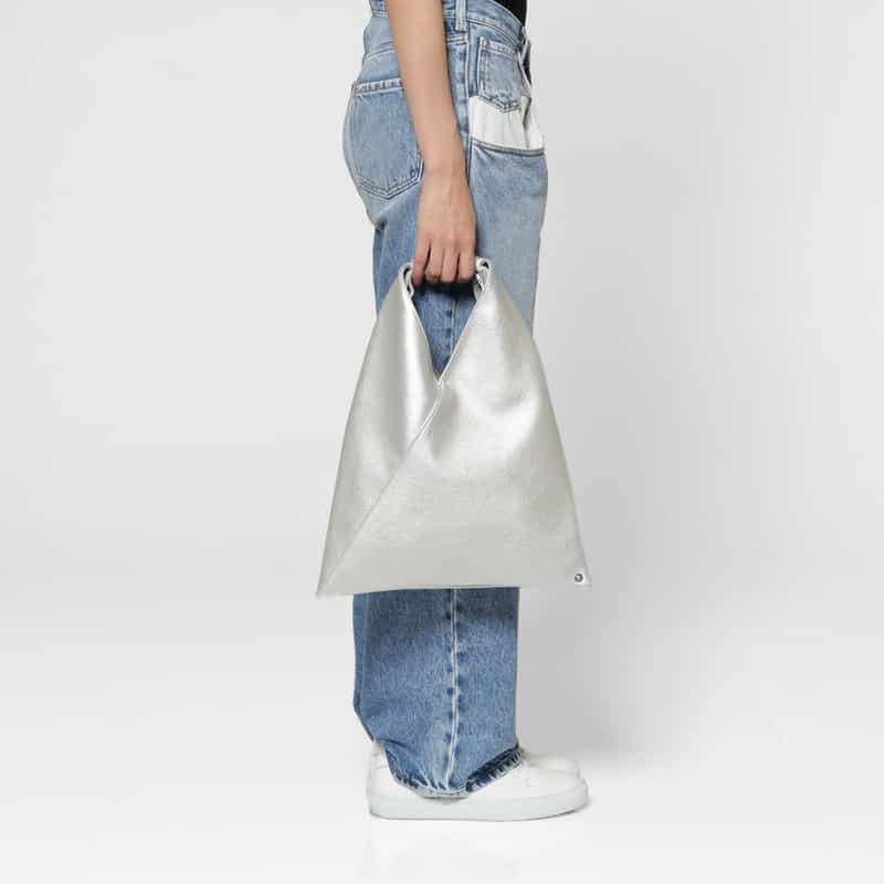 MM6 MAISON MARGIELA MM6 MAISON MARGIELA＜エムエム6 メゾン マルジェラ＞ メタリックハンドバッグ “JAPANESE“ SILVER