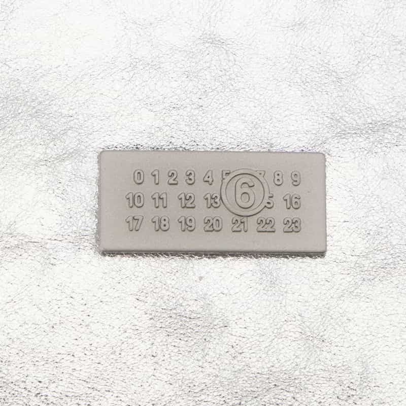 MM6 MAISON MARGIELA MM6 MAISON MARGIELA＜エムエム6 メゾン マルジェラ＞ メタリック フラグメントケース SILVER