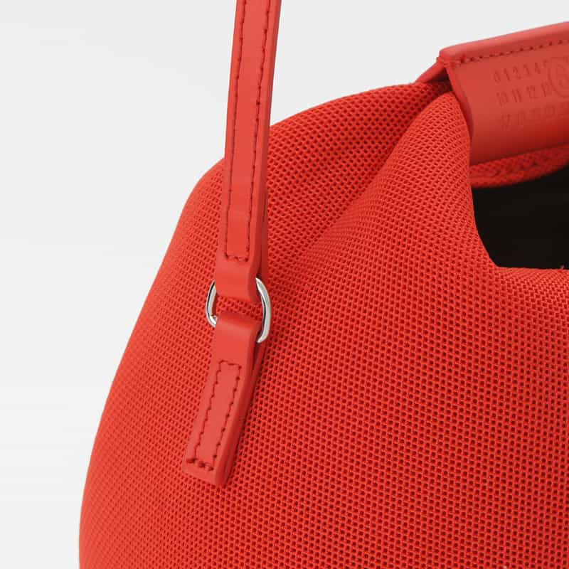 MM6 MAISON MARGIELA MM6 MAISON MARGIELA＜エムエム6 メゾン マルジェラ＞ メッシュクロスボディバッグ “JAPANESE“ RED