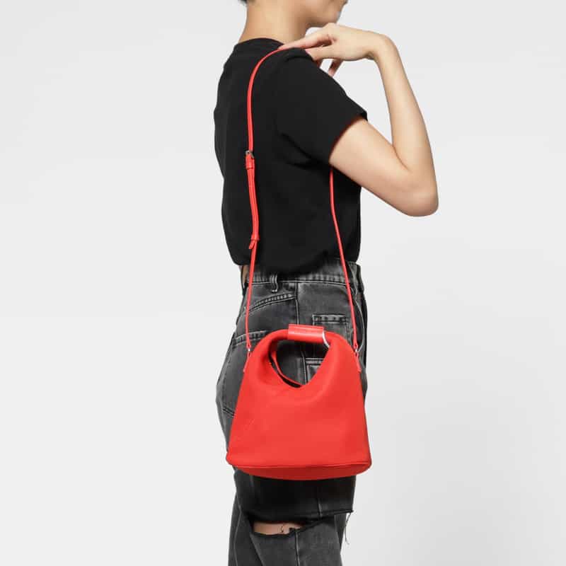 MM6 MAISON MARGIELA MM6 MAISON MARGIELA＜エムエム6 メゾン マルジェラ＞ メッシュクロスボディバッグ “JAPANESE“ RED