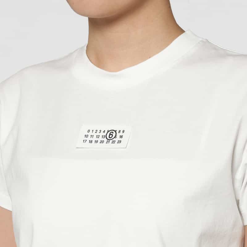 MM6 MAISON MARGIELA MM6 MAISON MARGIELA＜エムエム6 メゾン マルジェラ＞ ロゴタグ Tシャツ WHITE